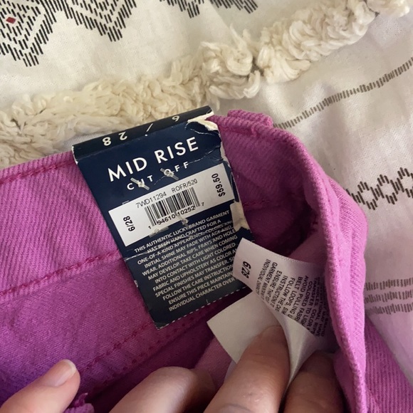 NWT LUCKY BRAND JEAN SHORT MID RISE CUT OFF 6 28 WAIST MAGENTA - Picture 6 of 10